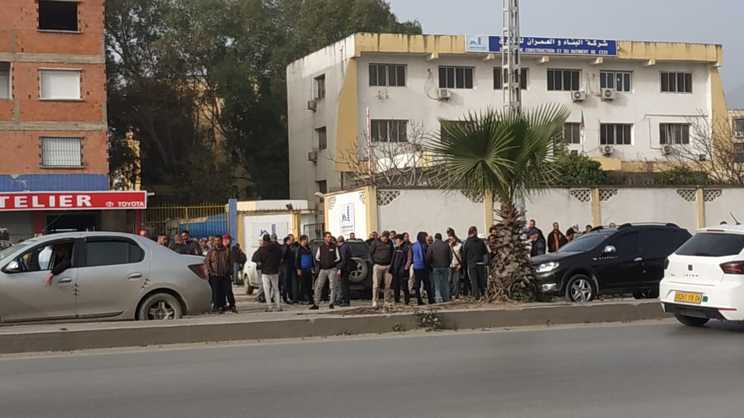 Sans salaires depuis 6 mois : Les travailleurs de Construb-Est barrent la route