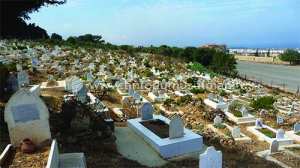 Cimetière de Bougantas : Des automobilistes roulent sur les tombes