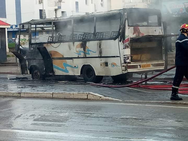 VETUSTE DU PARC ROULANT A EL KHROUB : Un vieux bus SNVI de 50 ans  prend feu