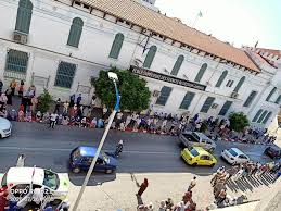 Files d’attente devant les bureaux de poste : Une solution problématique adoptée