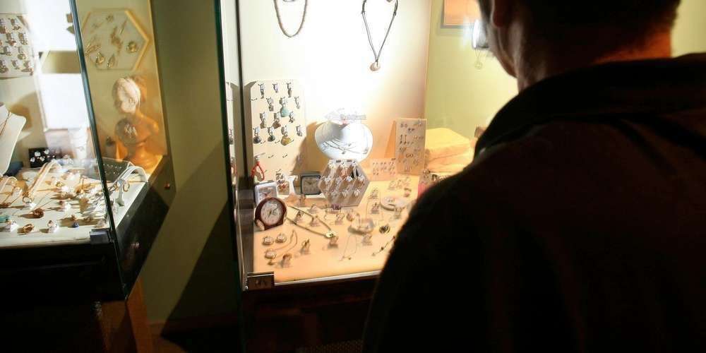 Rue Larbi Tébessi Annaba : Vol par effraction d’une bijouterie