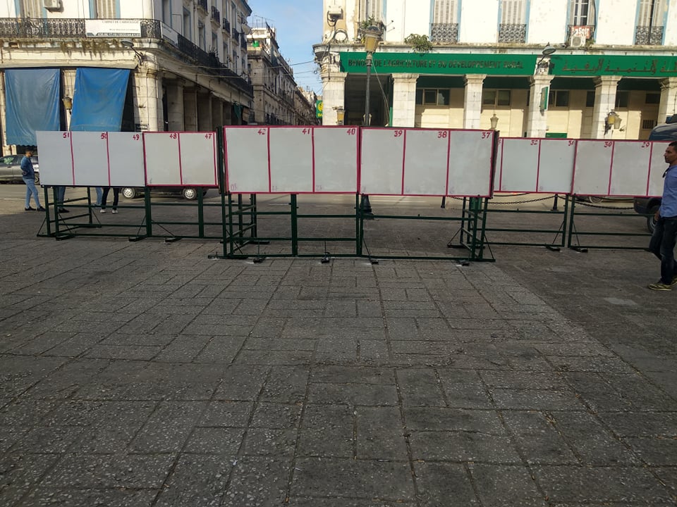 Législatives et panneaux d’affichage :  Les candidats dénoncent la mauvaise organisation