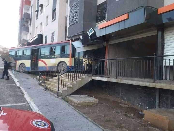 Un bus percute la façade d’un immeuble : 7 passagers blessés à Drâa Errich