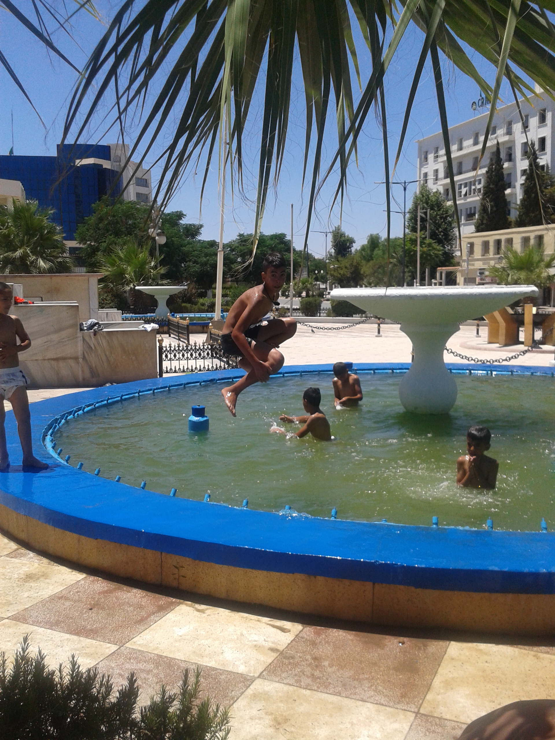 Baignade des enfants dans les jets d’eau : La toile s’enflamme à Constantine
