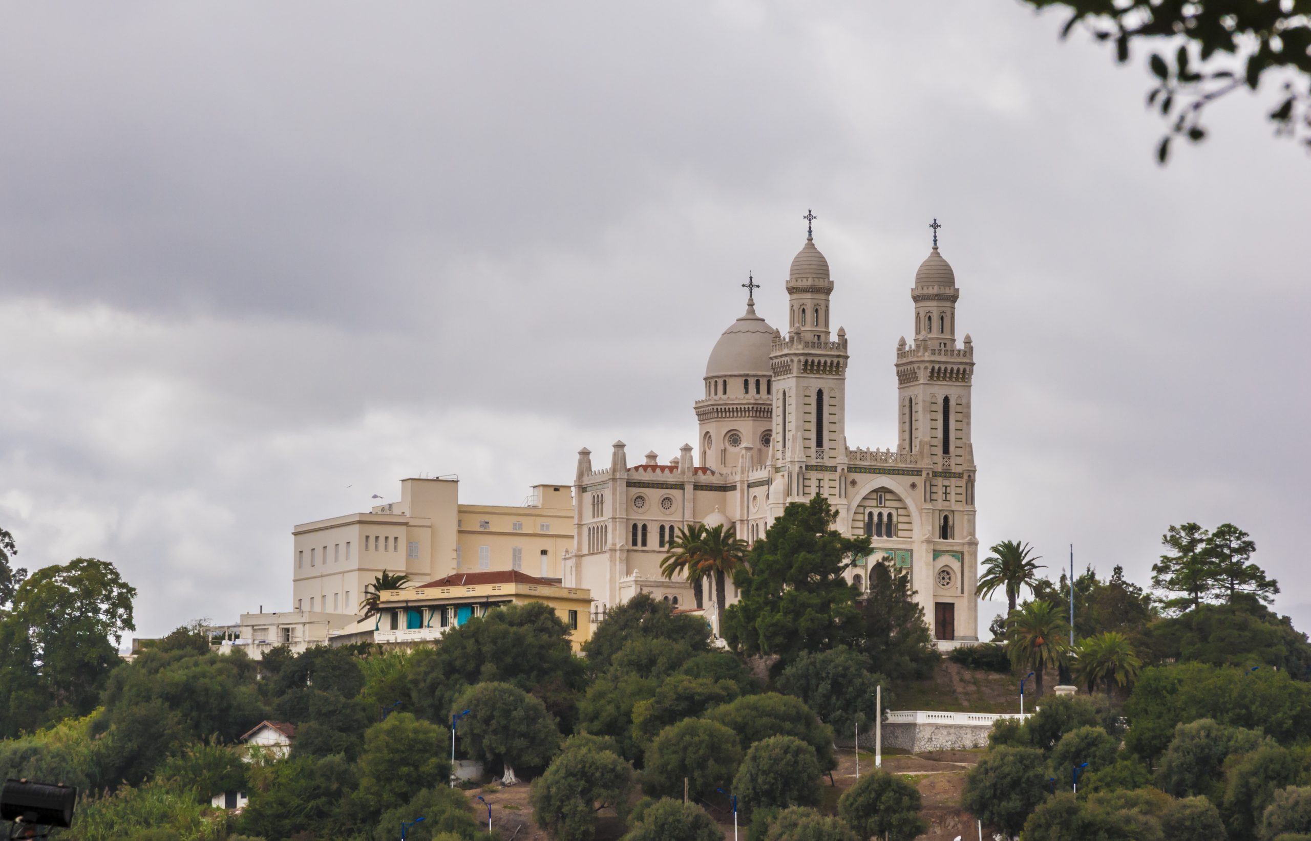 Basilique Saint Augustin : Un policier, en faction, retrouvé mort