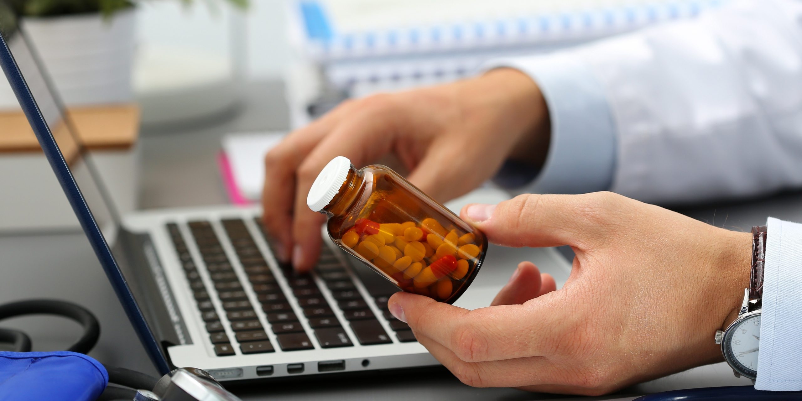 RÉSEAUX SOCIAUX :  Entre la médicalisation du social et la socialisation du médical