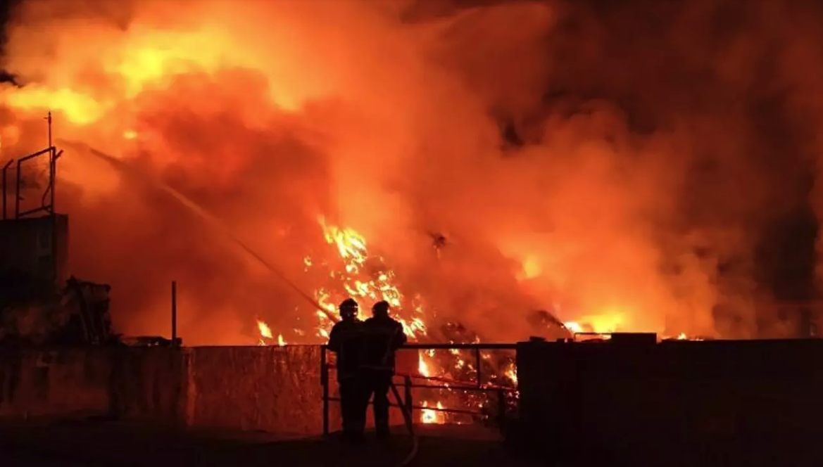 Skikda : Un entrepôt de recyclage prend feu à Zefzaf