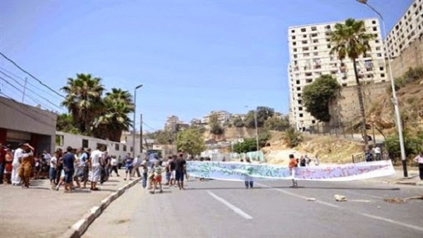 EL BOUNI : Les demandeurs de logements bloquent la route