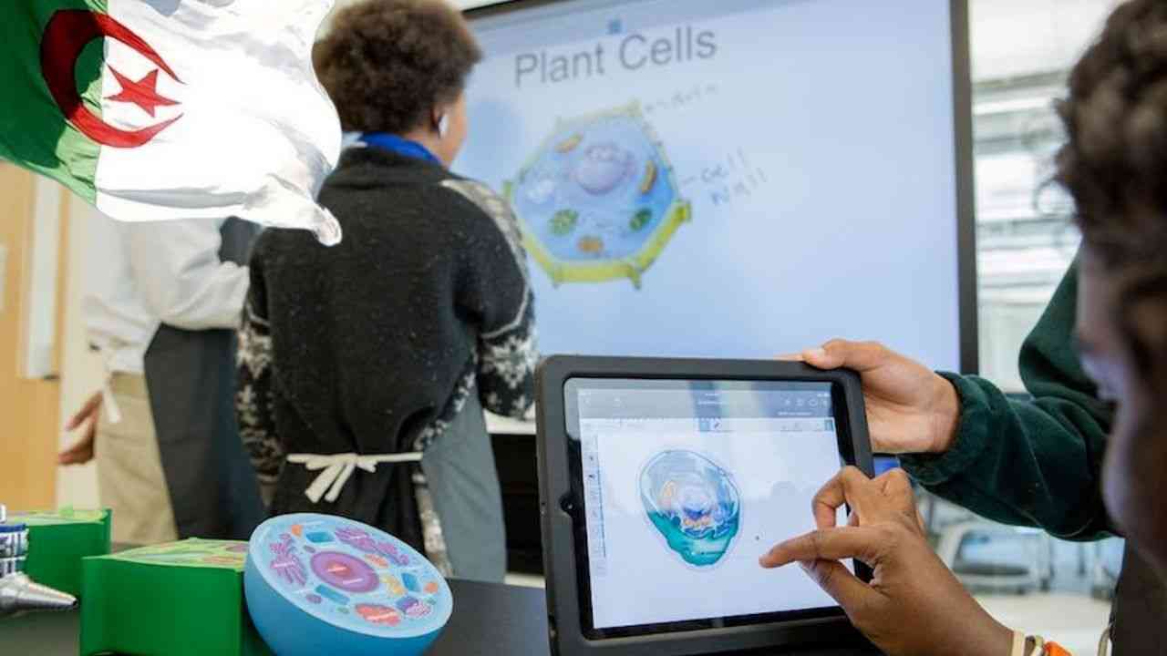 RENTREE SCOLAIRE A GUELMA  : Des tablettes électroniques dans les écoles
