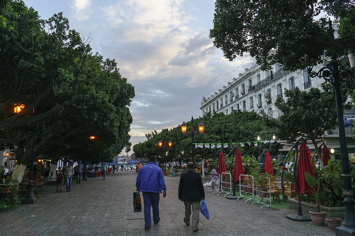 Des terrasses sur les trottoirs publics : L’heure des comptes pour les cafétérias