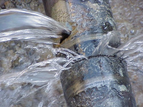 Crise de l’eau et fuites en pleine rue : Les Annabis accusent, l’ADE minimise…