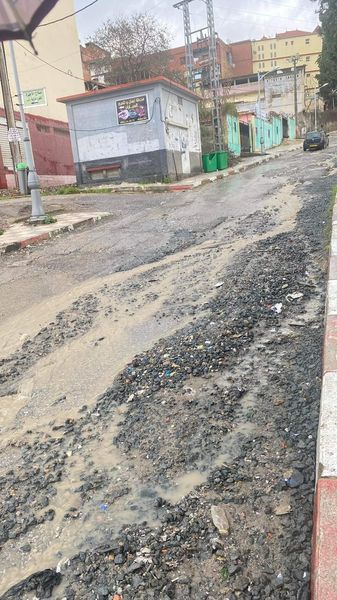 Routes dégradées à El Milia : Des photos font le buzz sur les réseaux sociaux