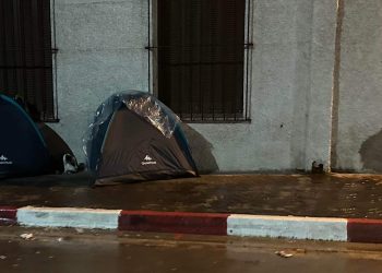 Une SDF meurt de froid dans la rue : Un besoin urgent de vêtements chauds