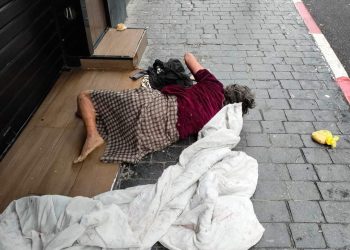 Une SDF meurt de froid dans la rue : Un besoin urgent de vêtements chauds