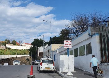 Parking sur un virage à Annaba : Une décision met en danger la sécurité routière