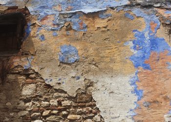 Menacées par un mur dangereux : Deux familles luttent pour la justice et la sécurité