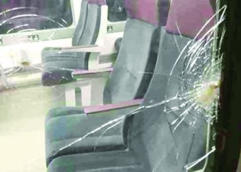 Jets de pierre sur le train bleu : La galère des estivants continue
