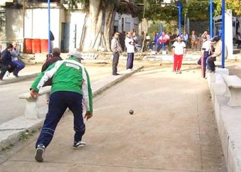 Pétanque nocturne au boulodrome: Les joueurs exigent un éclairage public adapté