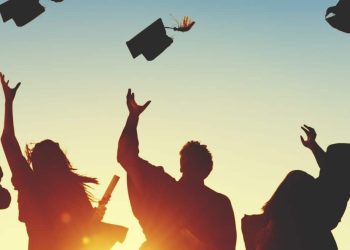 Dérives dans les écoles primaires de Biskra : Le port obligatoire de la toge universitaire ?!