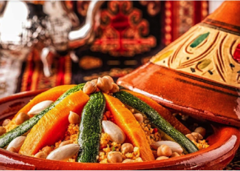 Un couscous dans les dunes : La tradition célébrée au cœur du Sahara