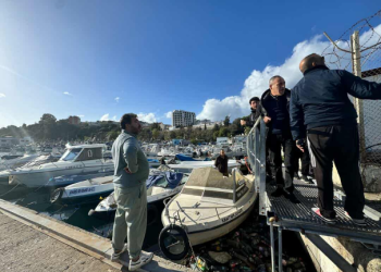 Face à la mer agitée : Suspension des activités maritimes 
