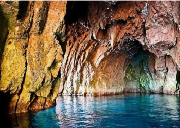 GROTTES MERVEILLEUSES DE JIJEL  : Tables et chaises bannies  