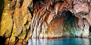 GROTTES MERVEILLEUSES DE JIJEL  : Tables et chaises bannies  
