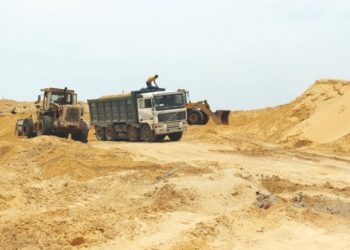 Sablière OUED ZHOR (EL MILIA) : Le CW132 B pâtit sous le poids des camions