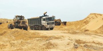Sablière OUED ZHOR (EL MILIA) : Le CW132 B pâtit sous le poids des camions