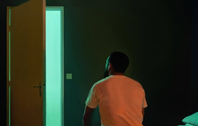Quand l’écran devient peinture : Abdelhak Benallou explore un monde clair-obscur 